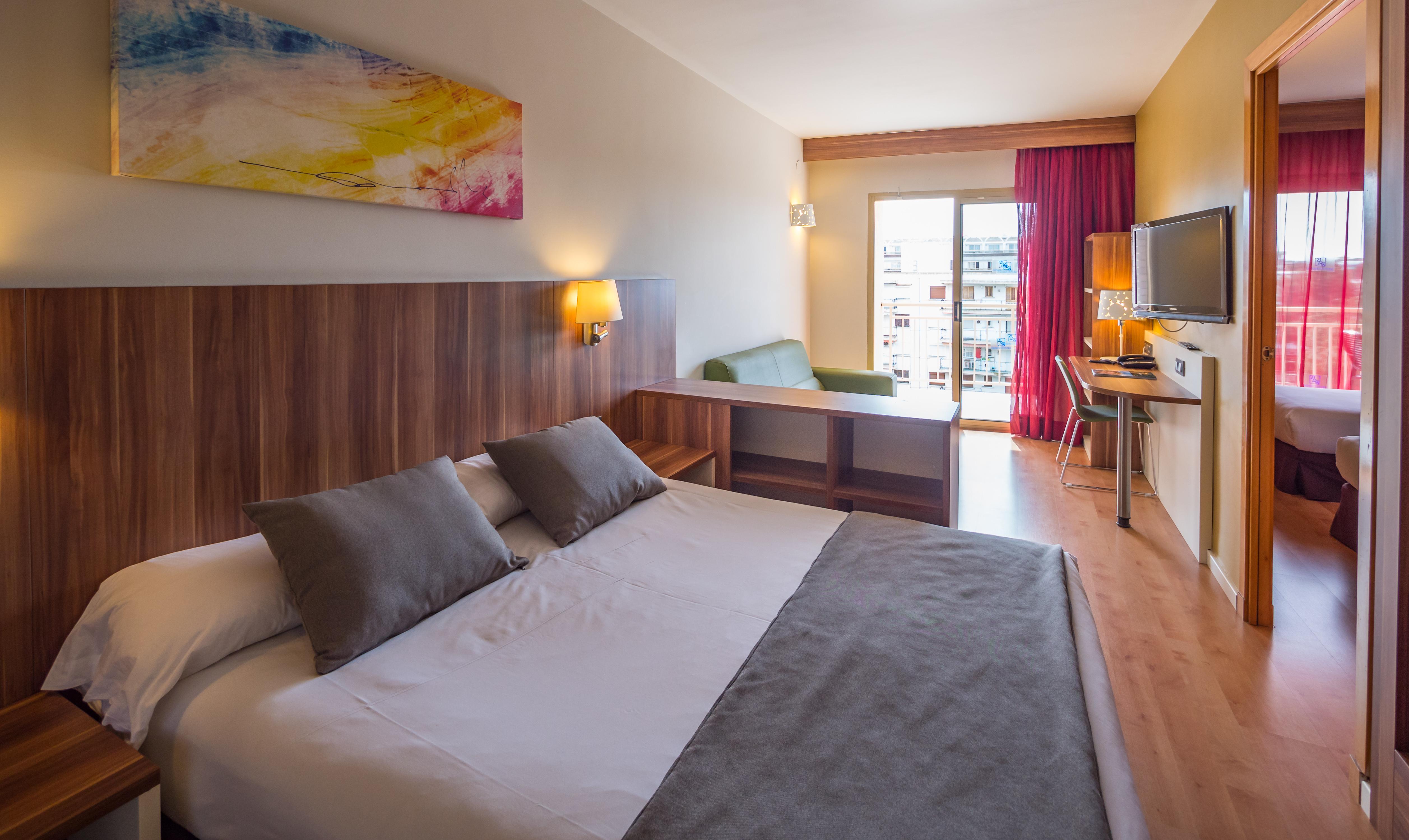 Golden Avenida Family Suites 4* Салоу Екстер'єр фото