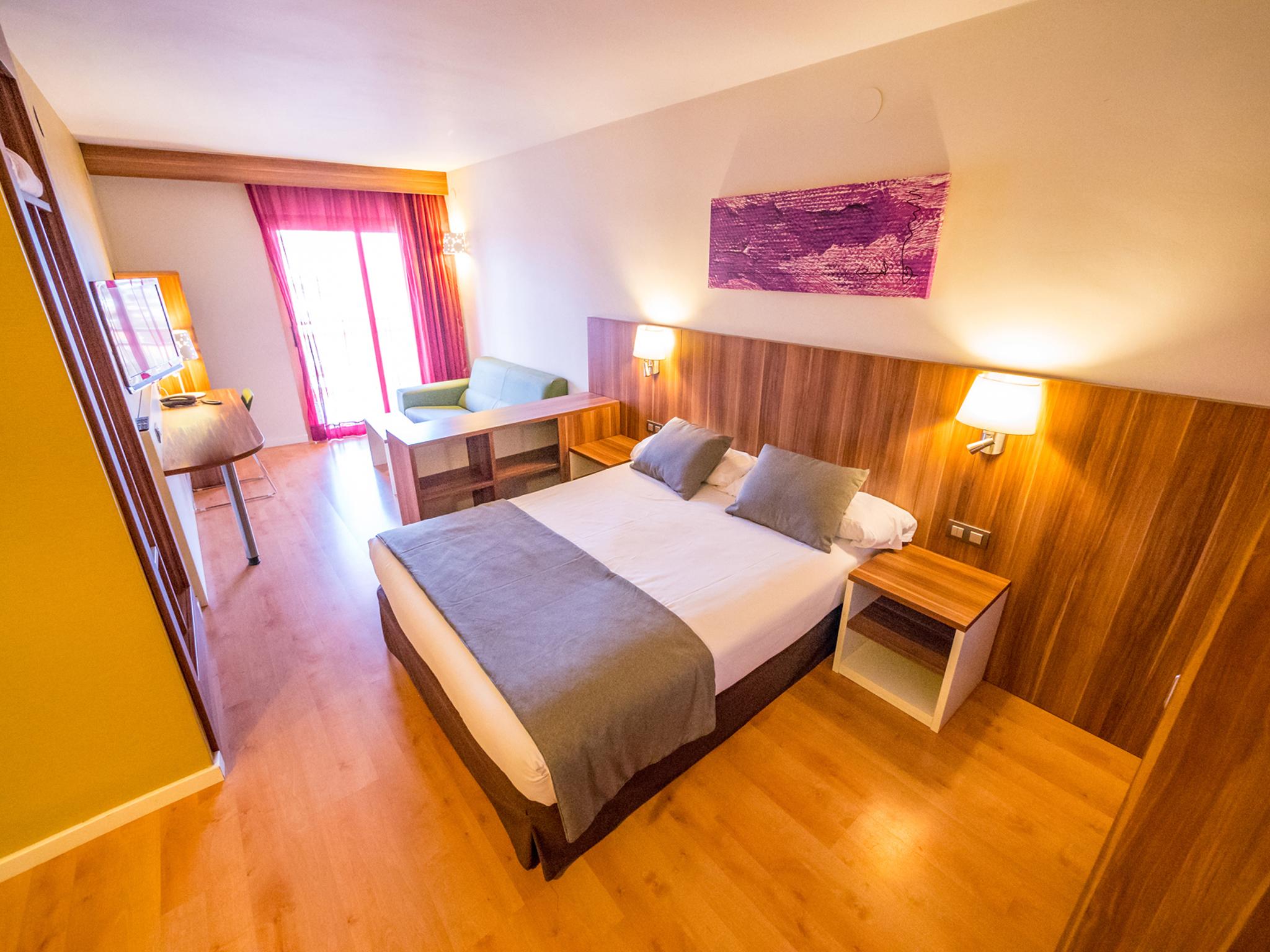 Golden Avenida Family Suites 4* Салоу Екстер'єр фото