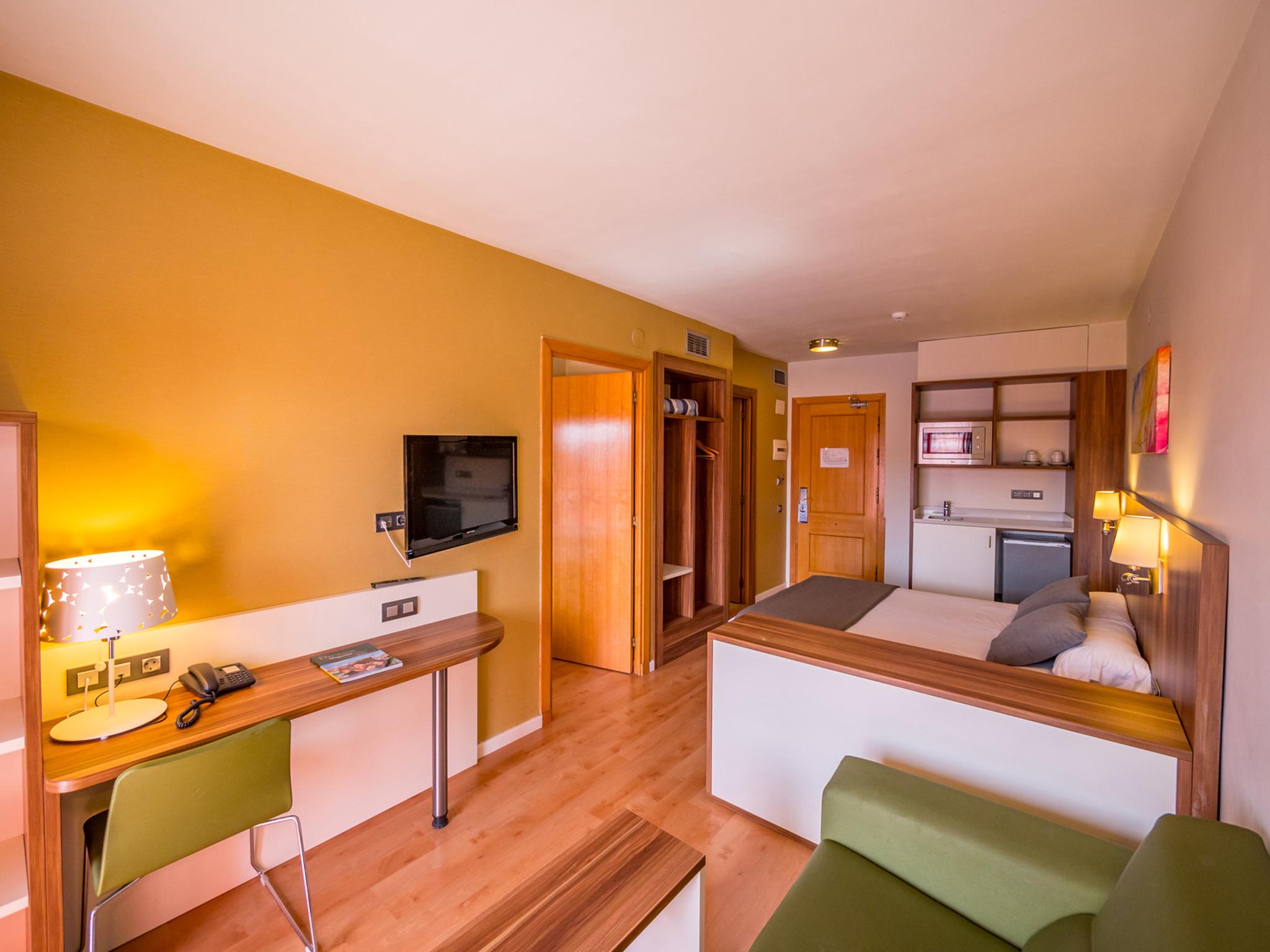 Golden Avenida Family Suites 4* Салоу Екстер'єр фото
