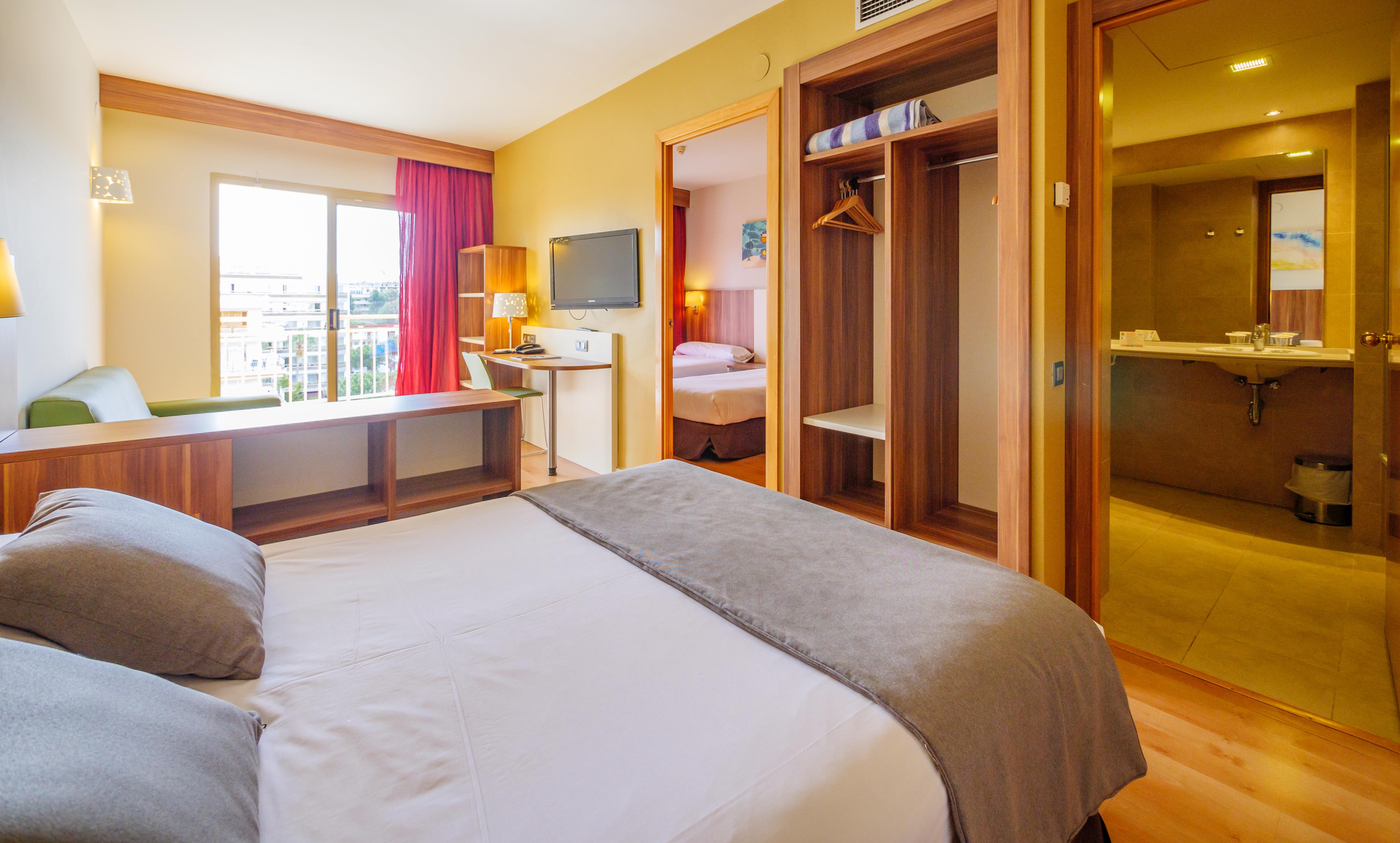 Golden Avenida Family Suites 4* Салоу Екстер'єр фото