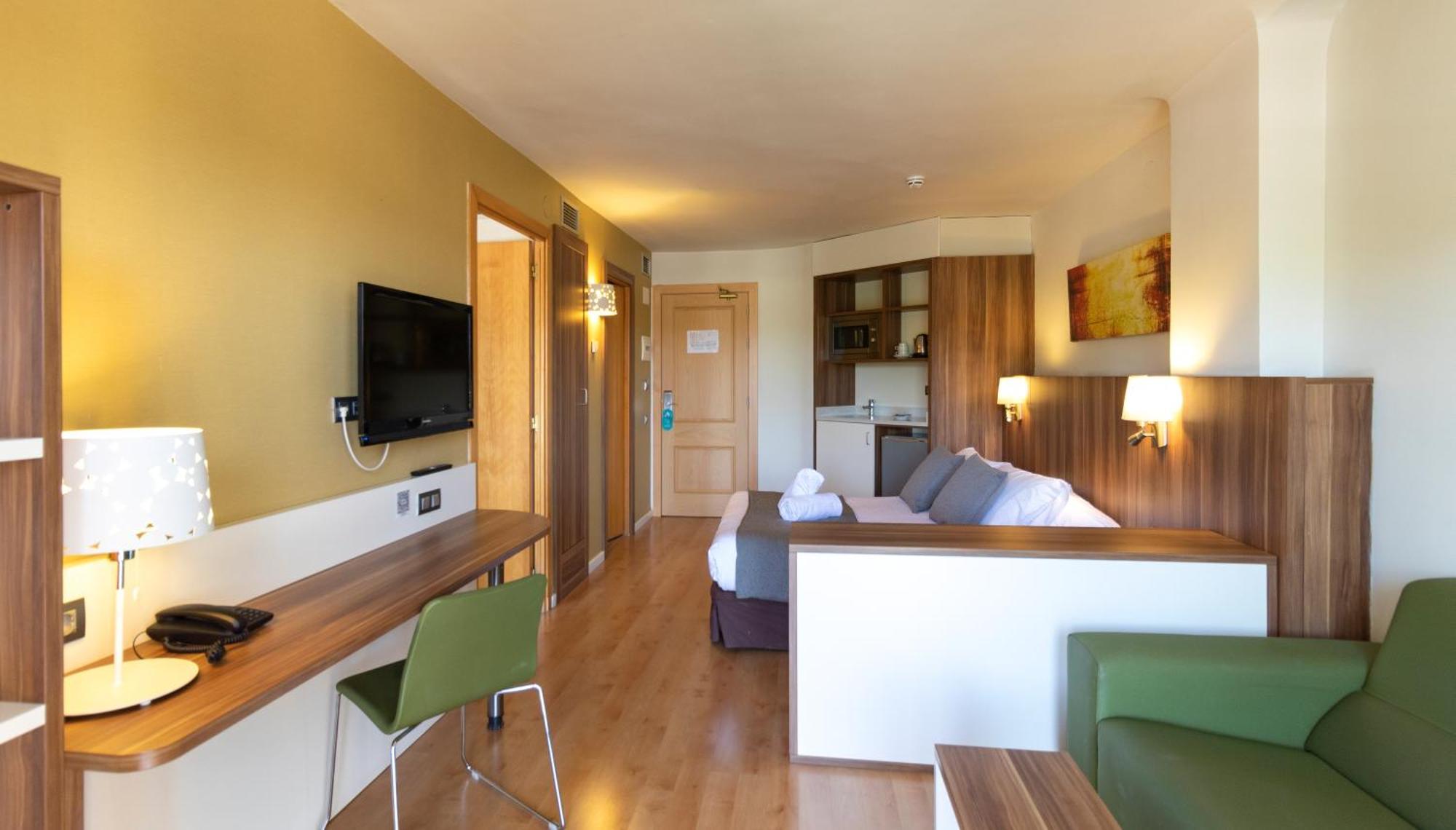 Golden Avenida Family Suites 4* Салоу Екстер'єр фото